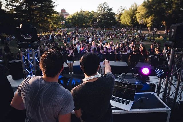 DJ pinchando ante el público al aire libre