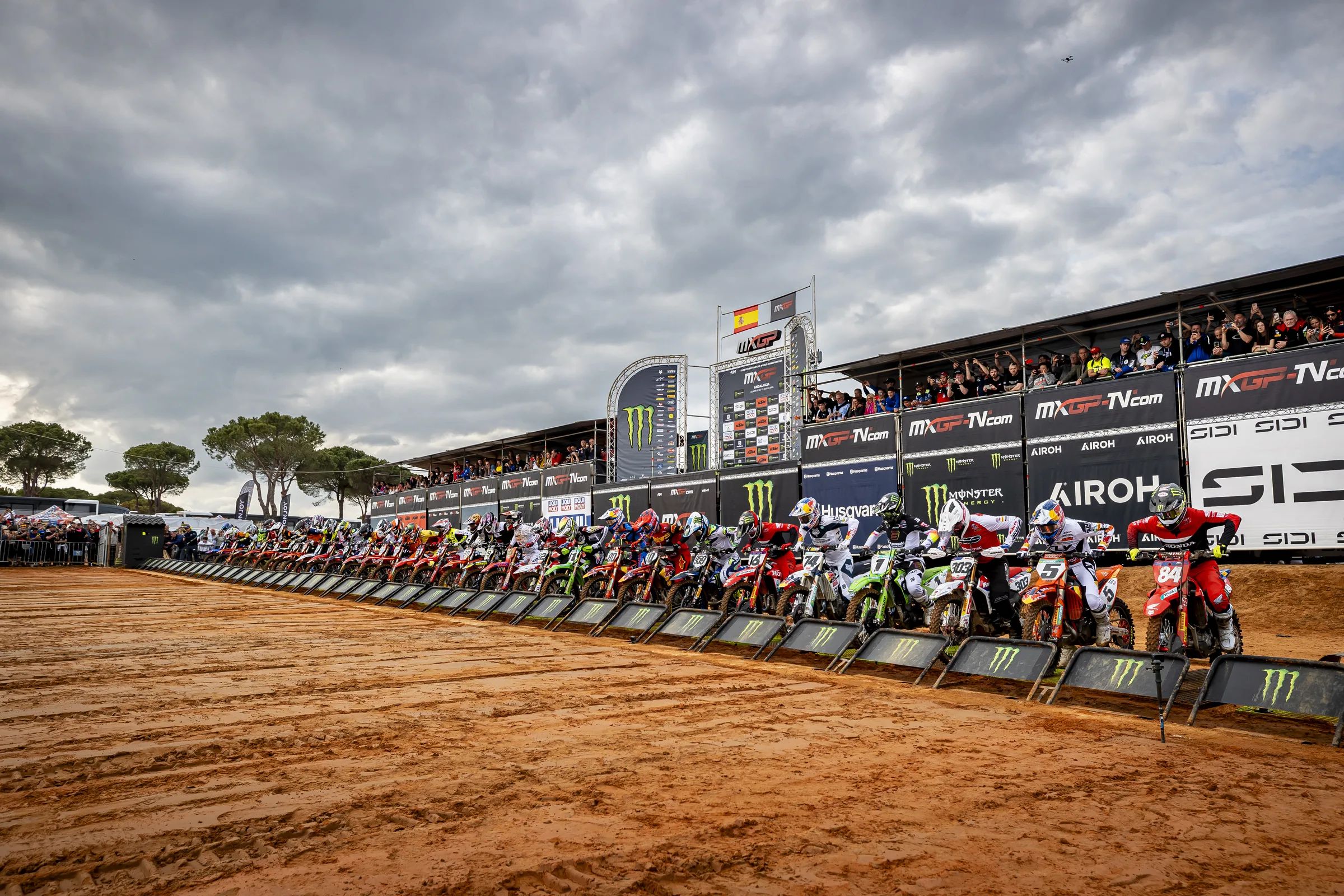 Tribuna llena sobre la parrilla de salida del MXGP
