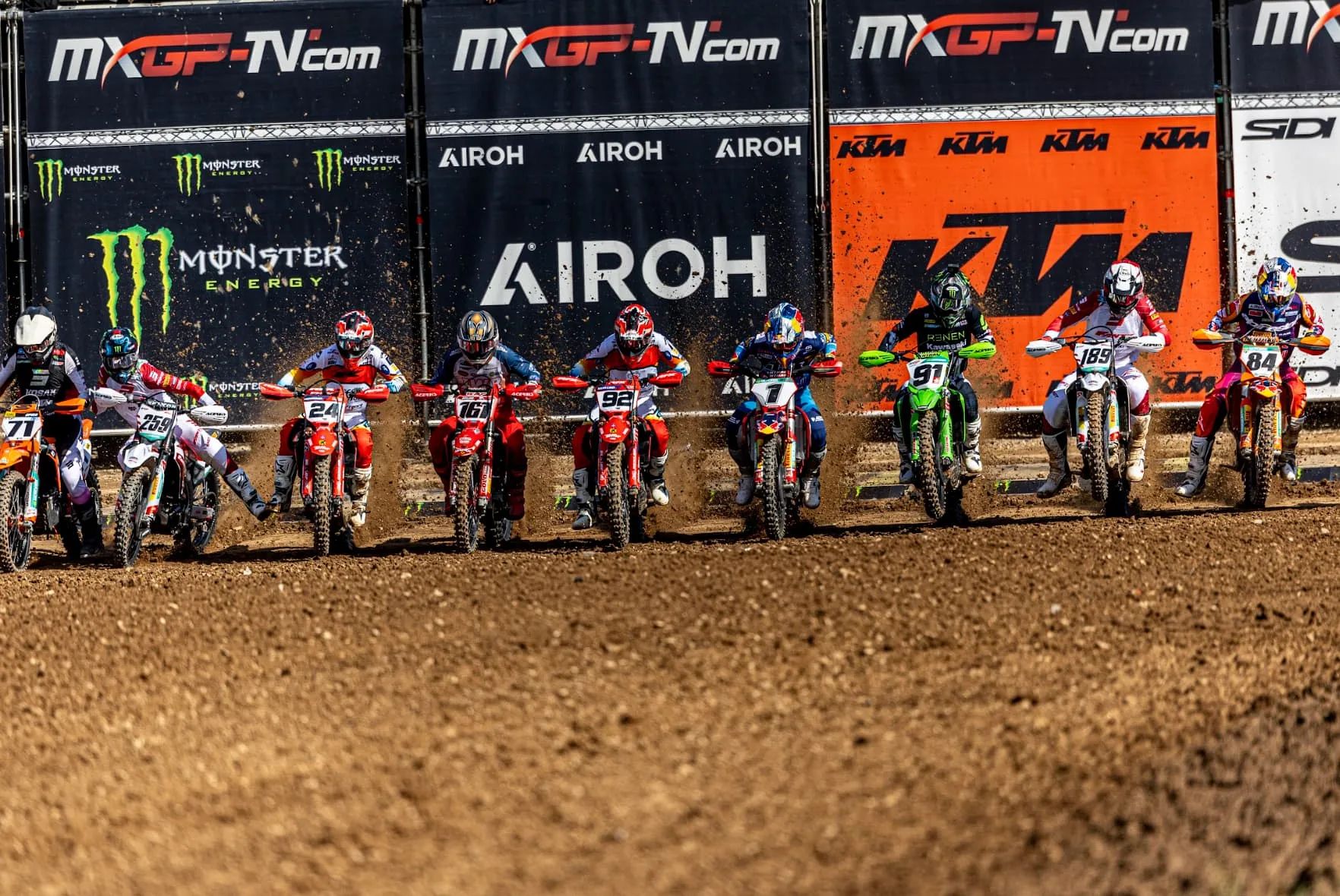 Pilotos del MXGP en la valla de salida, listos para arrancar